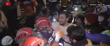 167 saatdan sonda daha bir möcüzə- Dağıntılardan yeriyərək çıxdı, salam verdi (FOTO)