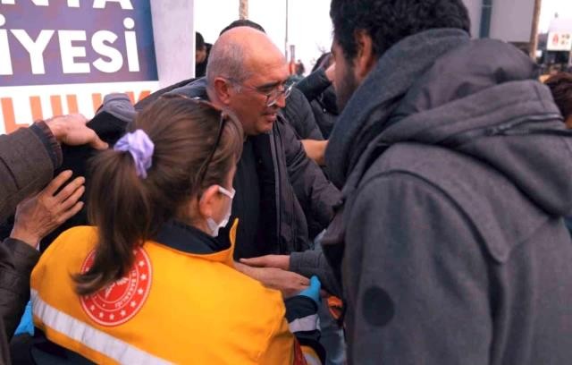 Bələdiyyə binası qarşısında aclıq aksiyası keçirən həkiminvəziyyəti pisləşdi(FOTO)