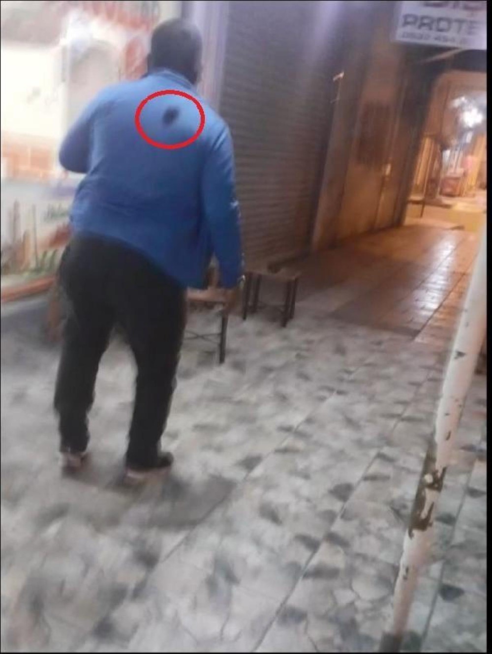 Gəlini ilə birlikdə küçədə gedən qadın onlar sözlü təcavüz edən kişini gülləllədi- VİDEO