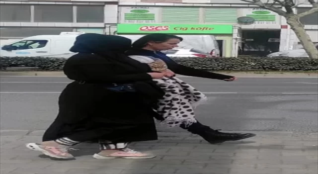 Bulvarda dilənən qadın polisə müqavimət göstərdi- Qucağındakı görün nə imiş (FOTO)