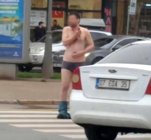 Bulvarda əlibıçaqlı şəxs küçənin ortasında soyunub...(VİDEO)