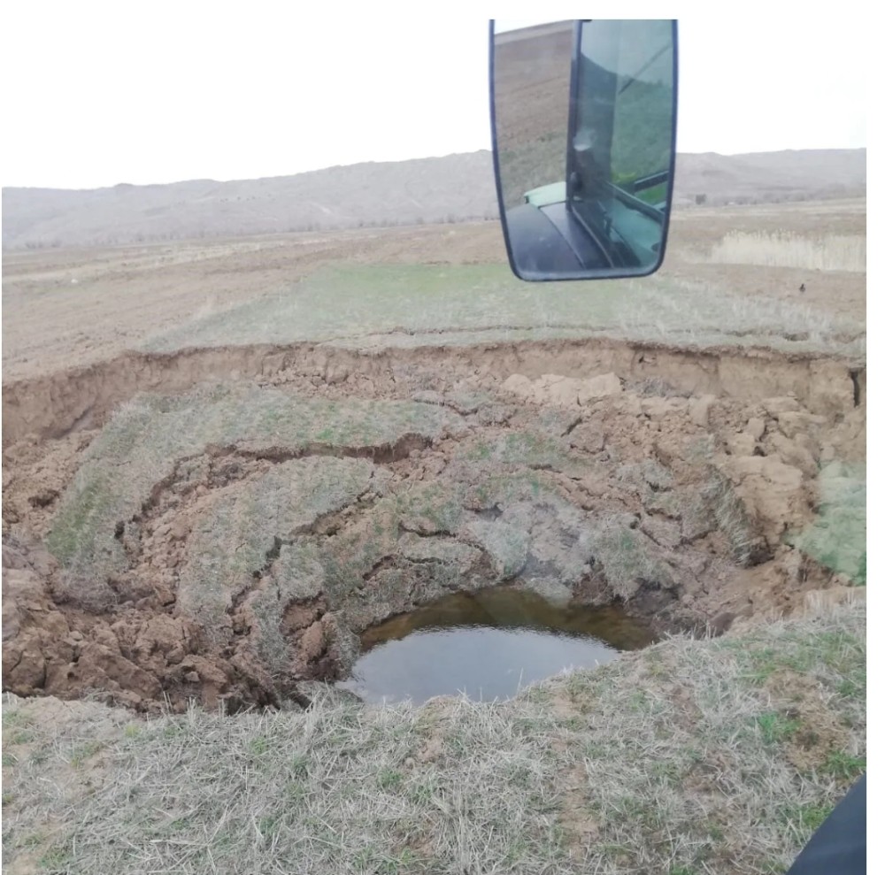 Kəndin mərkəzində nəhəng quyu yarandı- Sakinlər təlaş içində (FOTO)