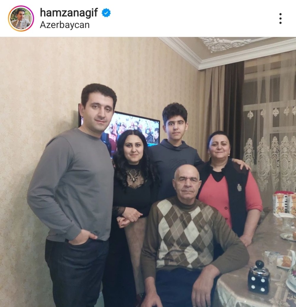 Millət vəkilinin ailəsi iləFOTOSU