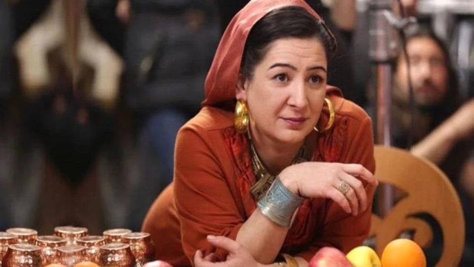 Aktrisa ölümdən döndü- Tikilməkdə olan binadan başına daş düşdü