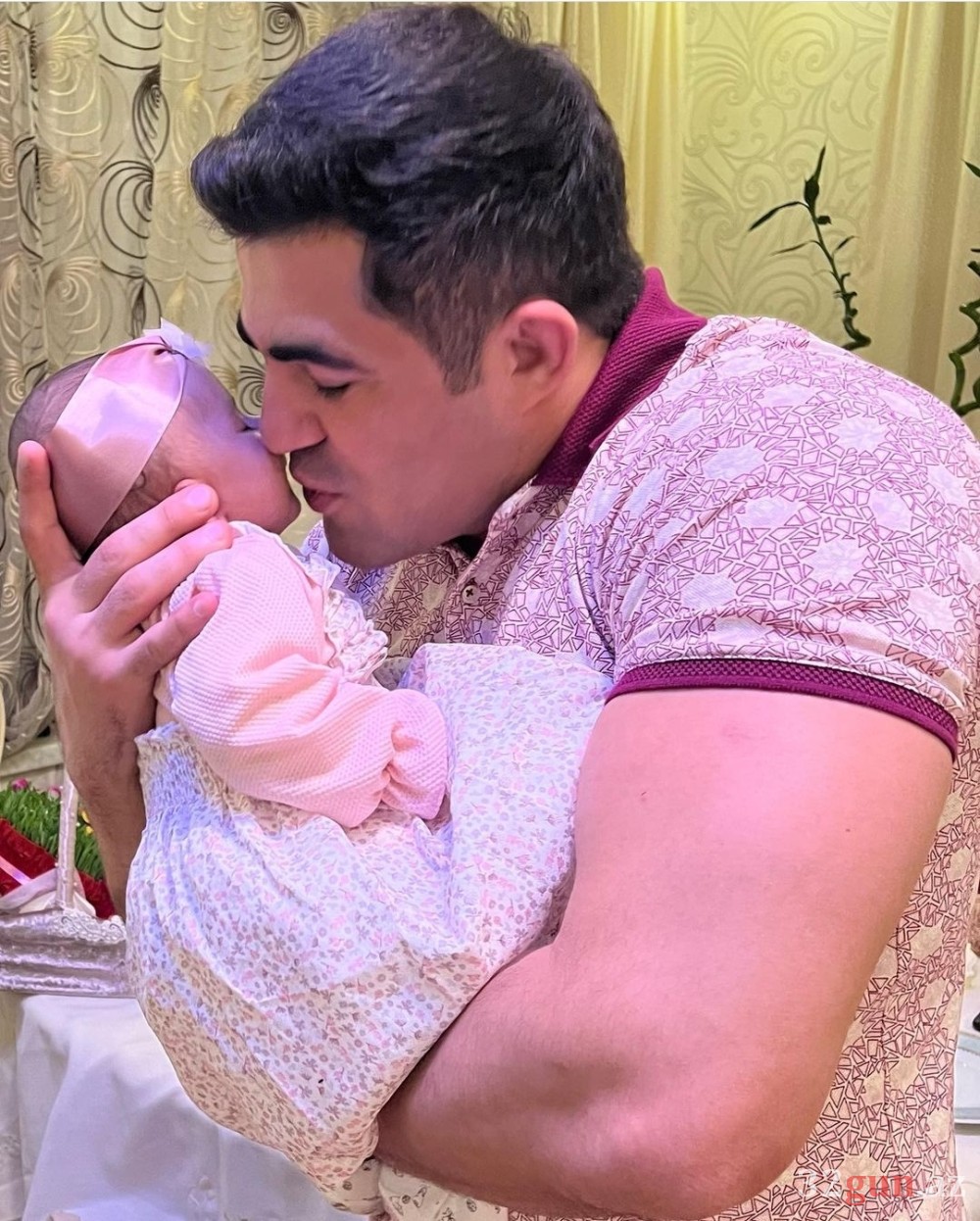 Dünya çempionunun qardaşı qızı ilə maraqlıFOTOSU