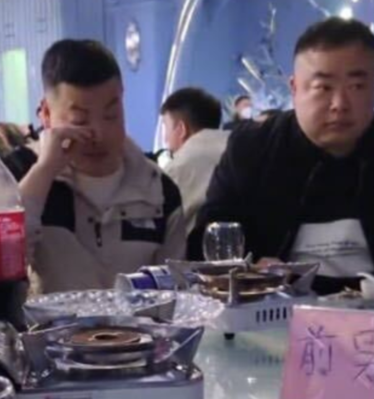 Keçmiş sevgililərini toyuna çağırıb hamısını eyni masa arxasında əyləşdirdi- FOTO