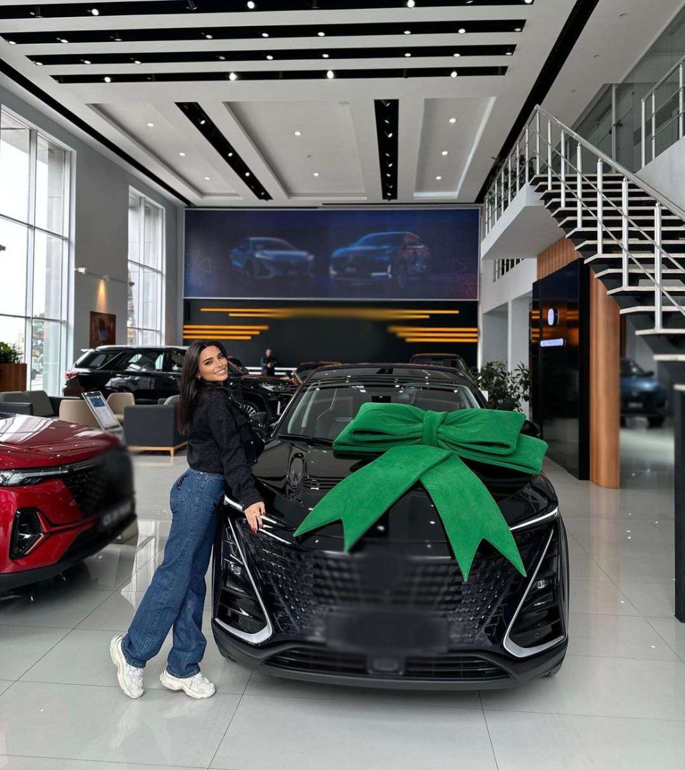 Azərbaycanlı məşhur aktrisası özünə lüks maşın aldı- FOTO