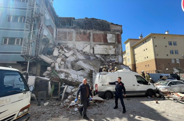 İstanbulda beş mərtəbəli bina çökdü- Xəsarət alan var