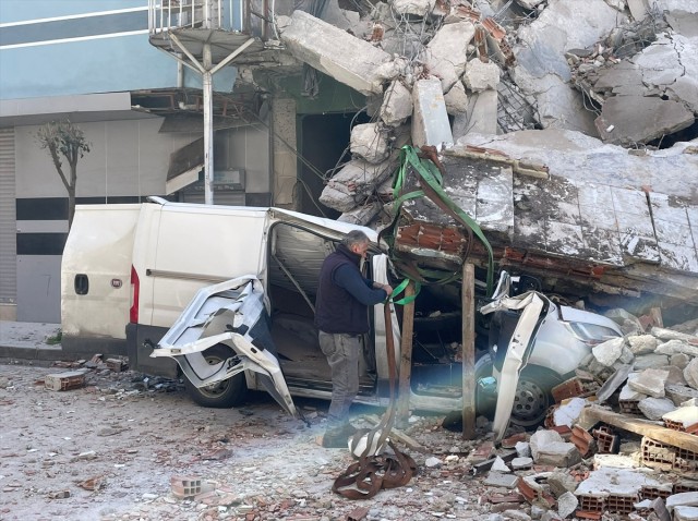 İstanbulda beş mərtəbəli bina çökdü- Xəsarət alan var