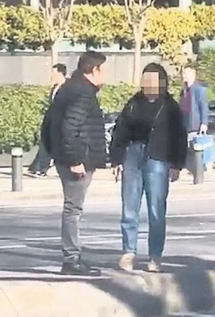 “Küçədə gördüyü qadını ofisinə dəvət edir” deyilən müğənnidənAÇIQLAMA