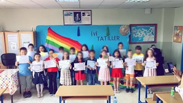 BİABIRÇILIQ: Müəllim ibtidai sinif şagirdlərinə LGBT bayrağı önündəFOTO çəkdirdi