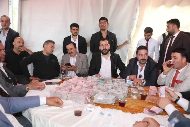 Toydan yığılan pul çamadanla daşındı- Görün kimin oğlunun məclisidir (FOTO)