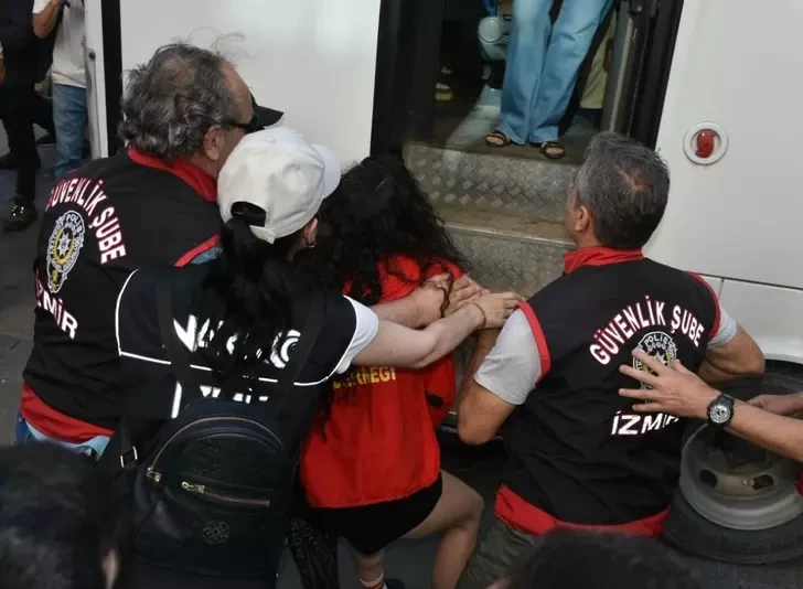 LGTB üzvləri mitinq keçirmək istədi, polis müdaxilə etdi- SAXLANILANLAR VAR (FOTO)