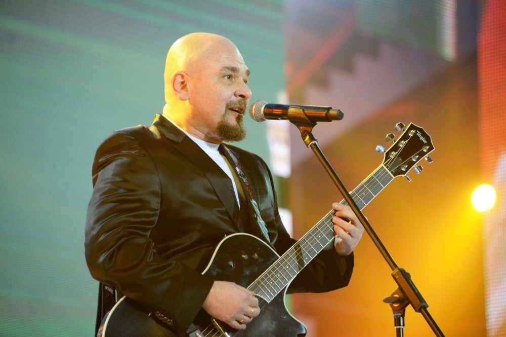 Məşhur müğənninin avtomobili qəzaya uğradı- FOTO