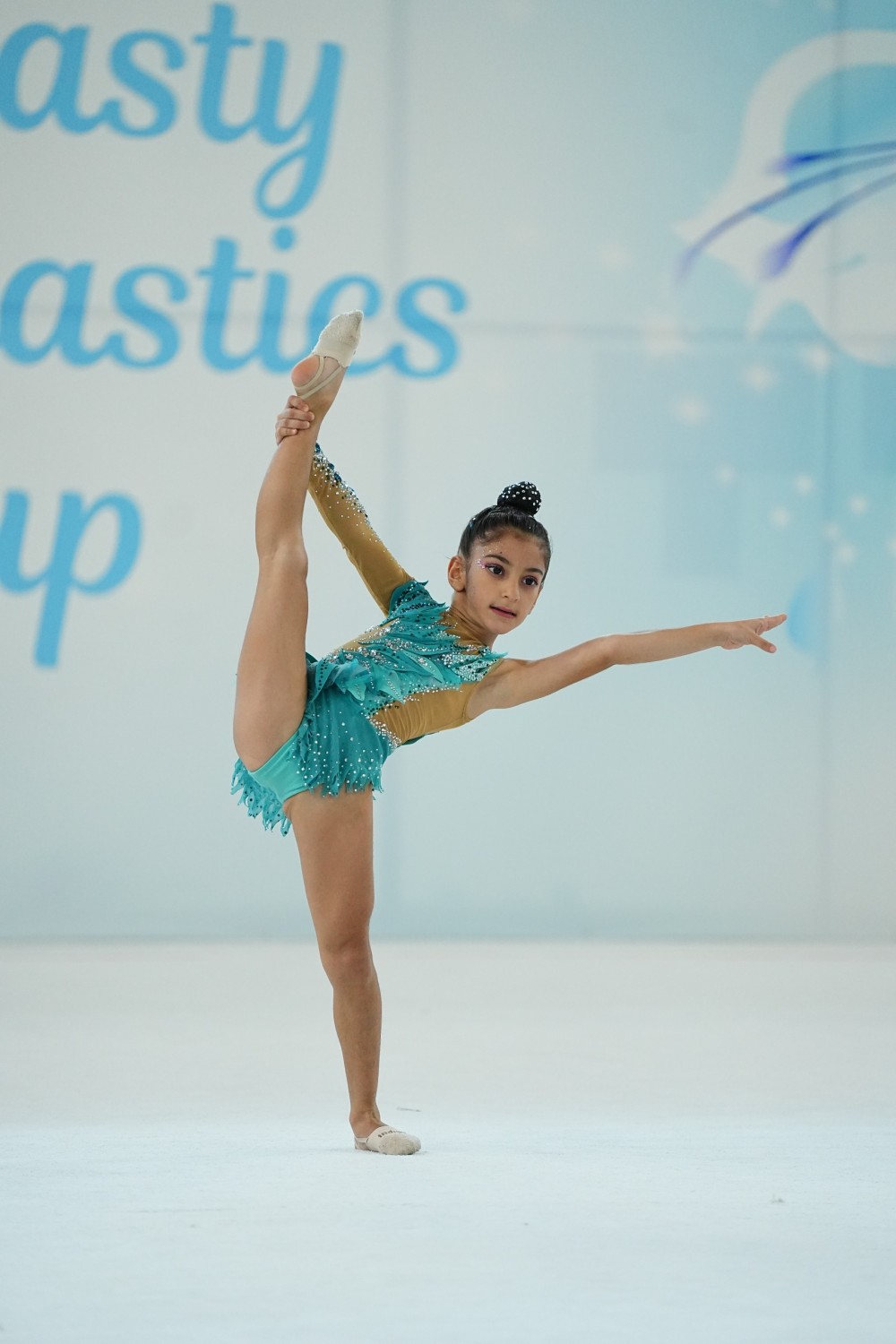 7 yaşlı azərbaycanlı Nuray Dubaydan iki medalla qayıdıb- Qızıl və bürünc