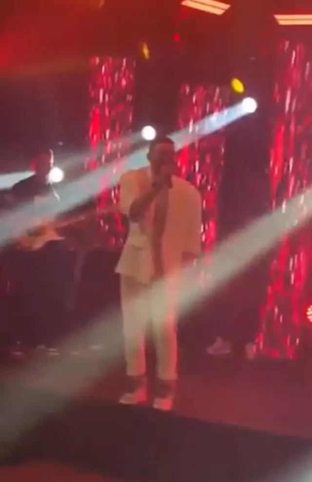 Qəfildən səhnədə yıxıldı! İnfarkt keçirən müğənni dünyasını dəyişdi- FOTO