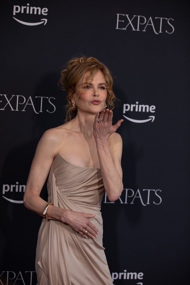 Əri ilə açılışa qatılan aktrisagörün necə geyinib