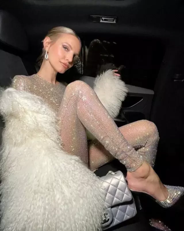 Transparan paltarla yeni il fotosesiyası etdirən məşhurgündəm oldu (FOTO)