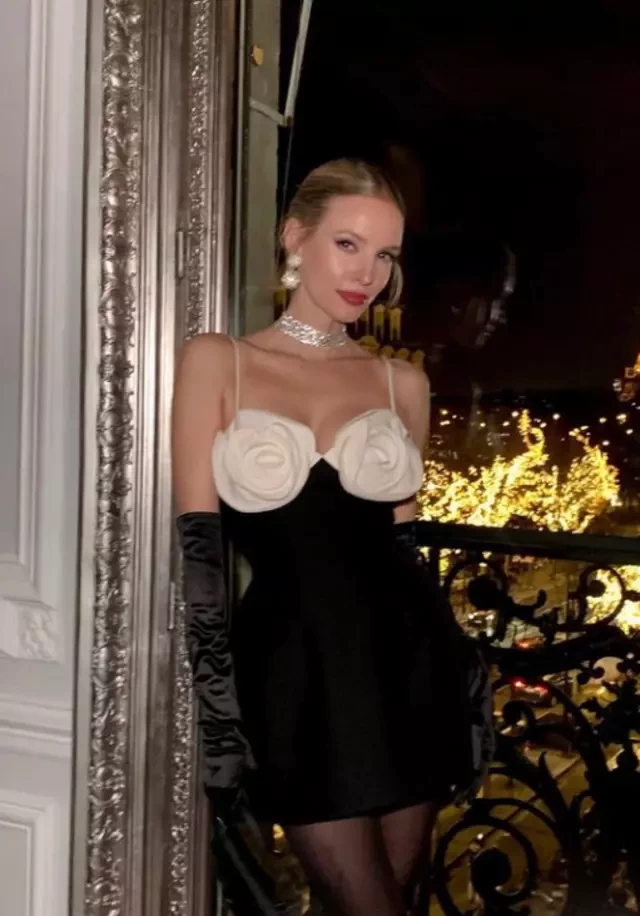 Transparan paltarla yeni il fotosesiyası etdirən məşhurgündəm oldu (FOTO)