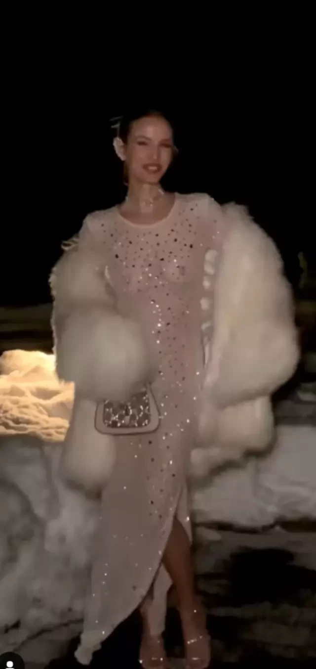 Transparan paltarla yeni il fotosesiyası etdirən məşhurgündəm oldu (FOTO)