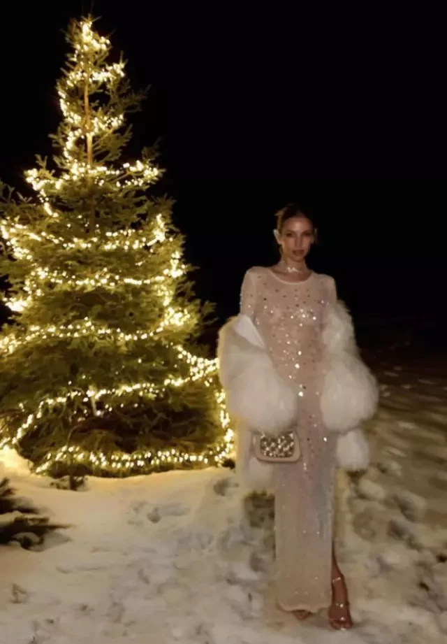 Transparan paltarla yeni il fotosesiyası etdirən məşhurgündəm oldu (FOTO)