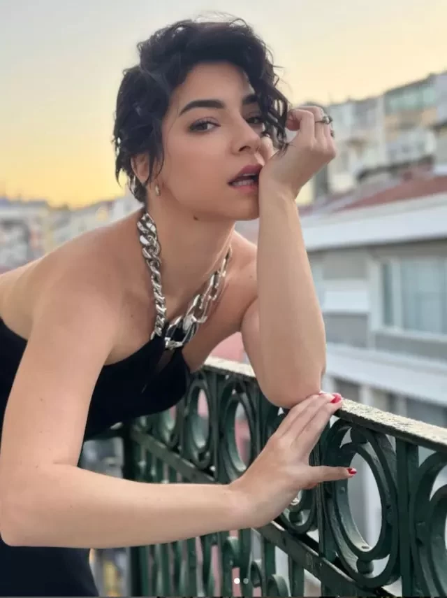 Məşhur aktrisa balkona çıxıb,  paltarının ətəyini yuxarıçəkdi - FOTOLAR