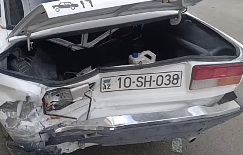 Avtomobil aptekə çırpıldı- FOTOLAR