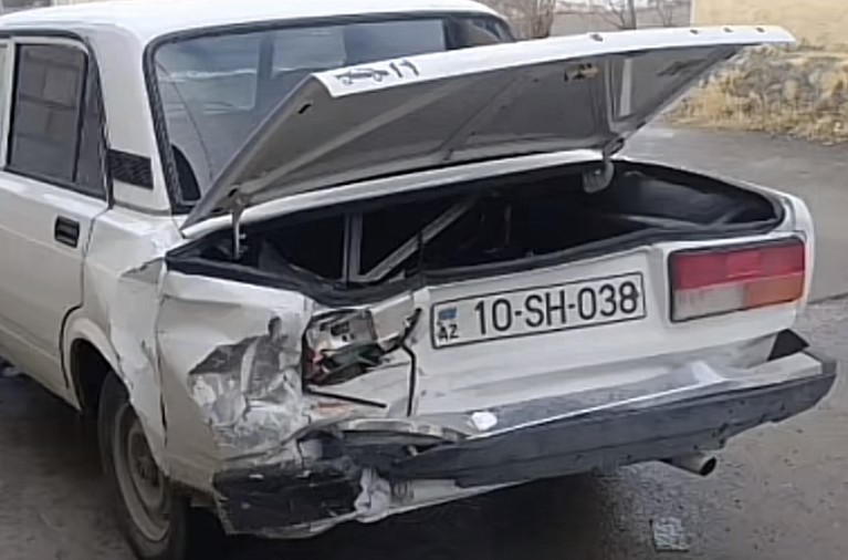 Avtomobil aptekə çırpıldı- FOTOLAR