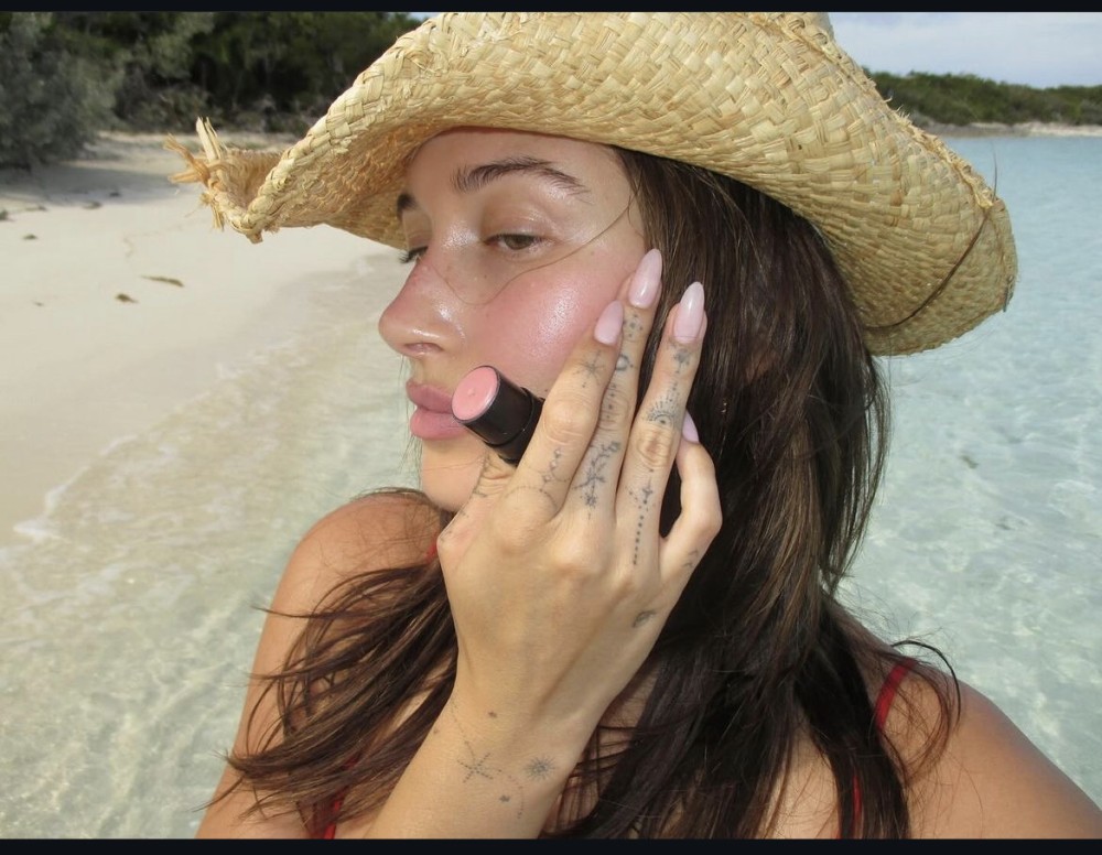 Müğənninin həyat yoldaşı kiçik bikinidə- FOTO