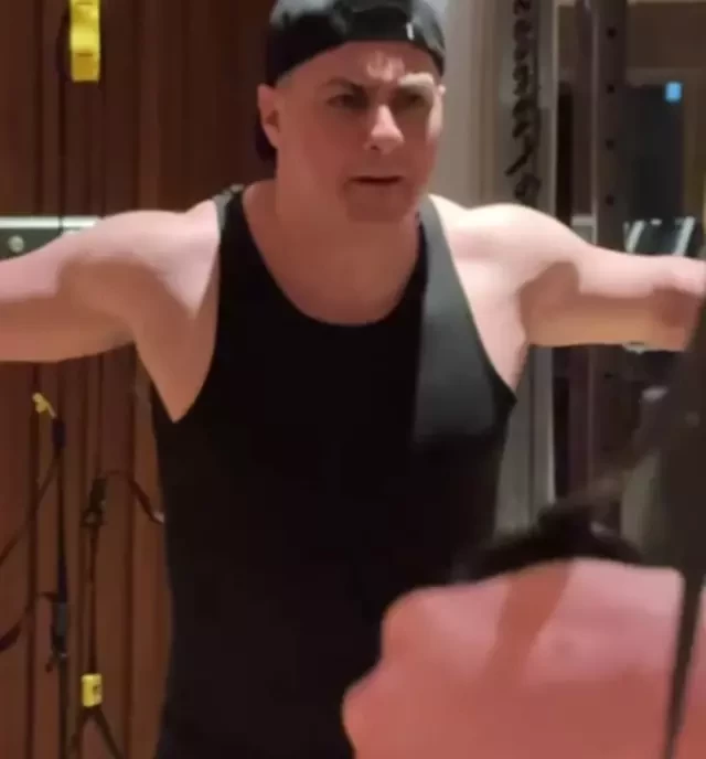 Məşhur müğənni hərbi xidmətə yola düşür- FOTO