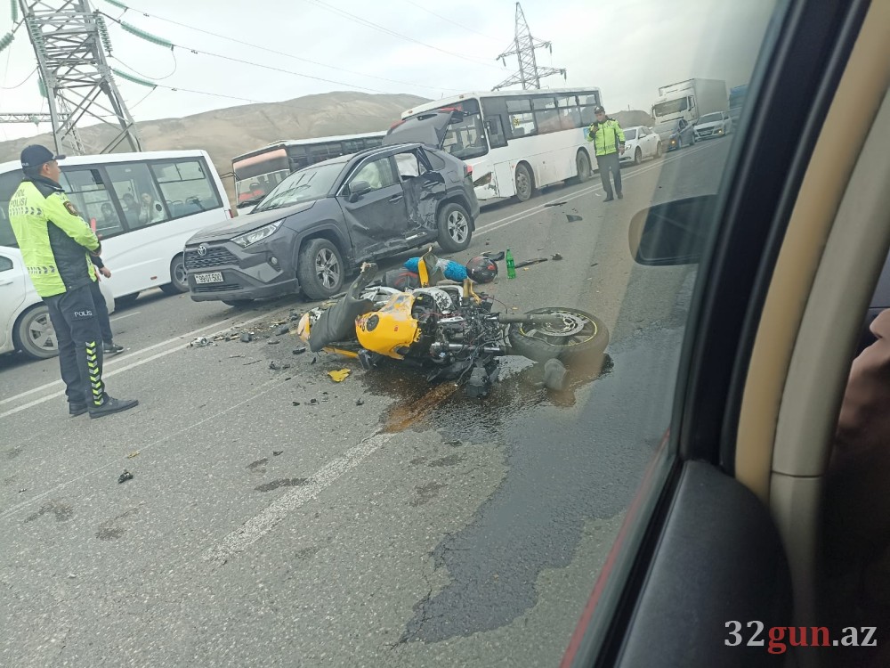 Motosiklet “Toyota”ya çırpıldı- Ölən var (FOTOLAR)