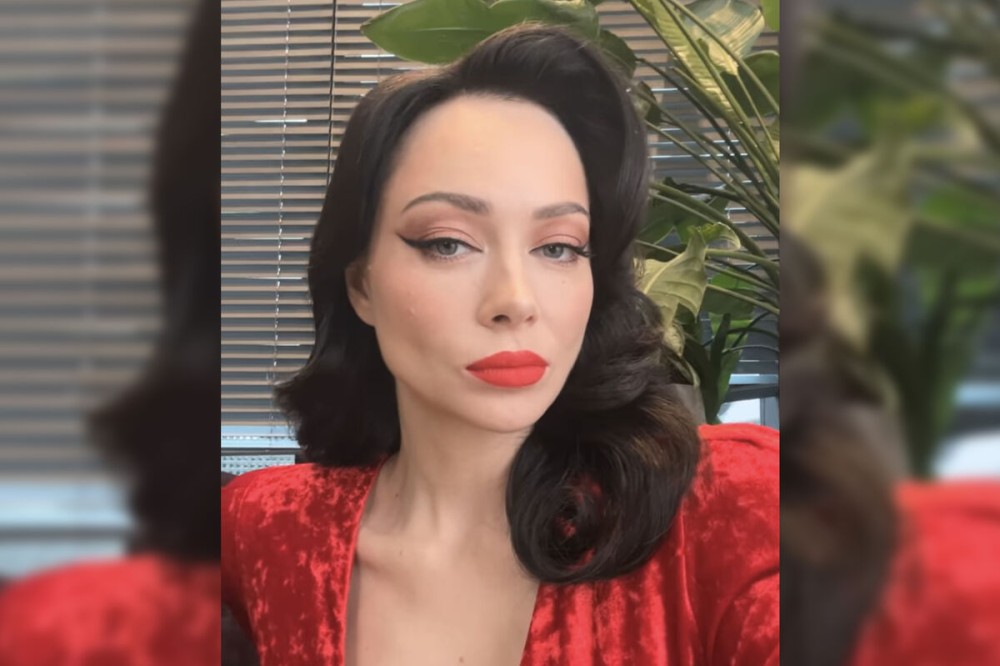 Məşhur aktrisa dərin dekolteli məxmər libası ilə ictimaiyyət qarşısına çıxıb