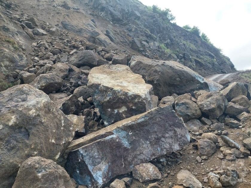 Lerikdə uçqun olan ərazidə nəqliyyatın hərəkəti nəzarətə götürüldü - FOTOLAR (YENİLƏNİB)