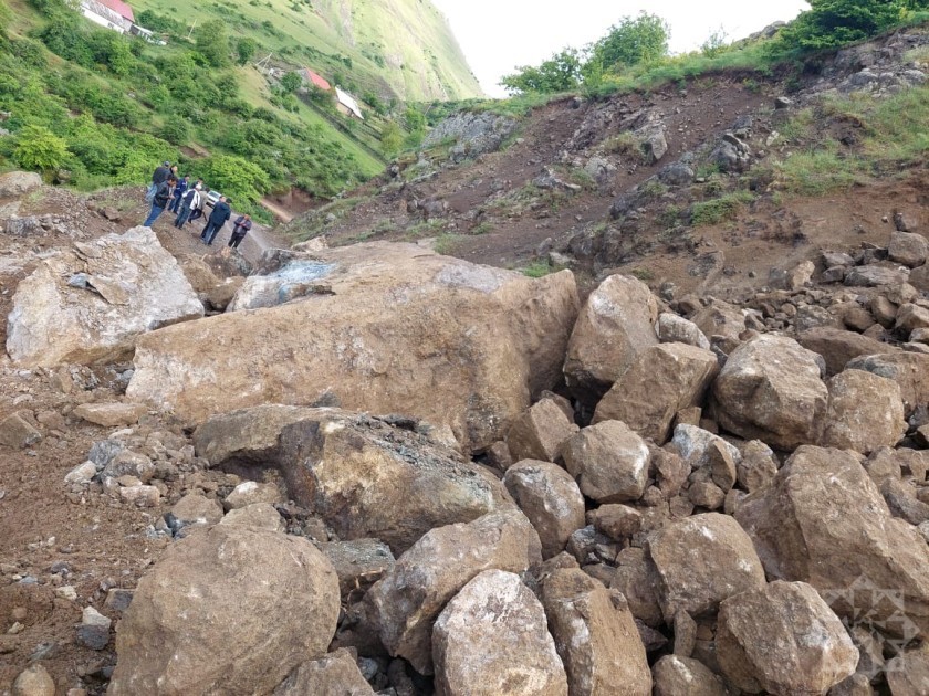 Lerikdə uçqun olan ərazidə nəqliyyatın hərəkəti nəzarətə götürüldü - FOTOLAR (YENİLƏNİB)