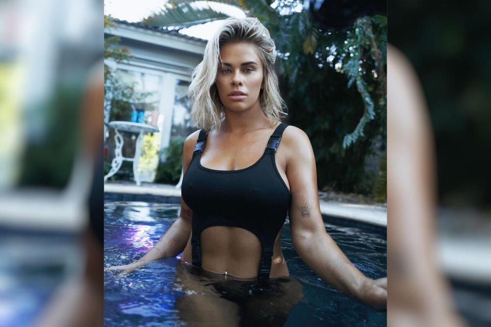 Qadın UFC döyüşçüsü çimərlik geyimində- FOTO