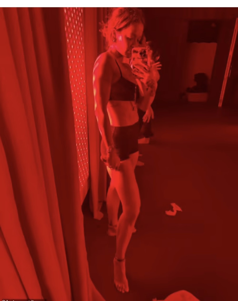 Məşhur müğənni saunadagörüntülənib - FOTO