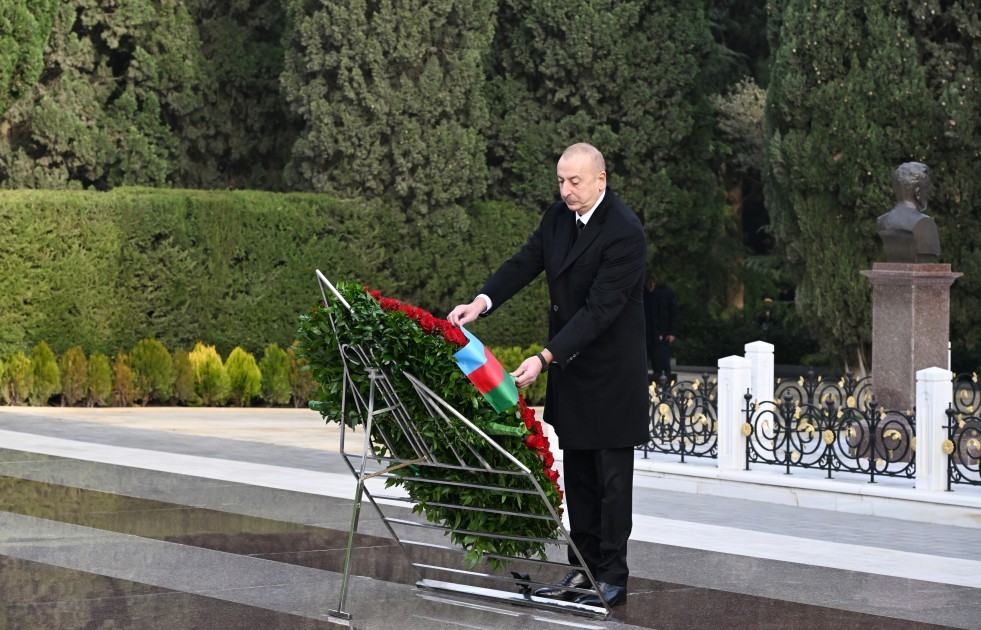 Prezident və birinci xanım Heydər Əliyevin məzarını ziyarət etdi -YENİLƏNİB