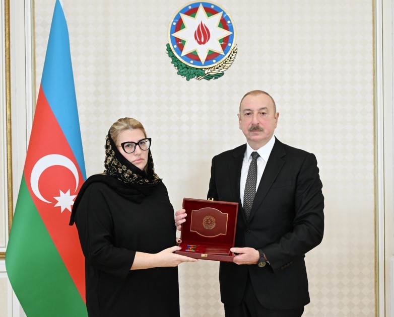 Prezident həlak olan ekipaj heyətinin ailə üzvləri və sağ qalan bələdçilərlə görüşdü -FOTOLAR (YENİLƏNİB)