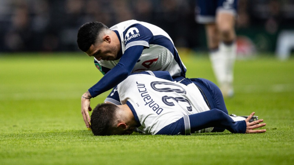 "Tottenhem"in futbolçusu "Liverpul"la oyunda huşunu itirib