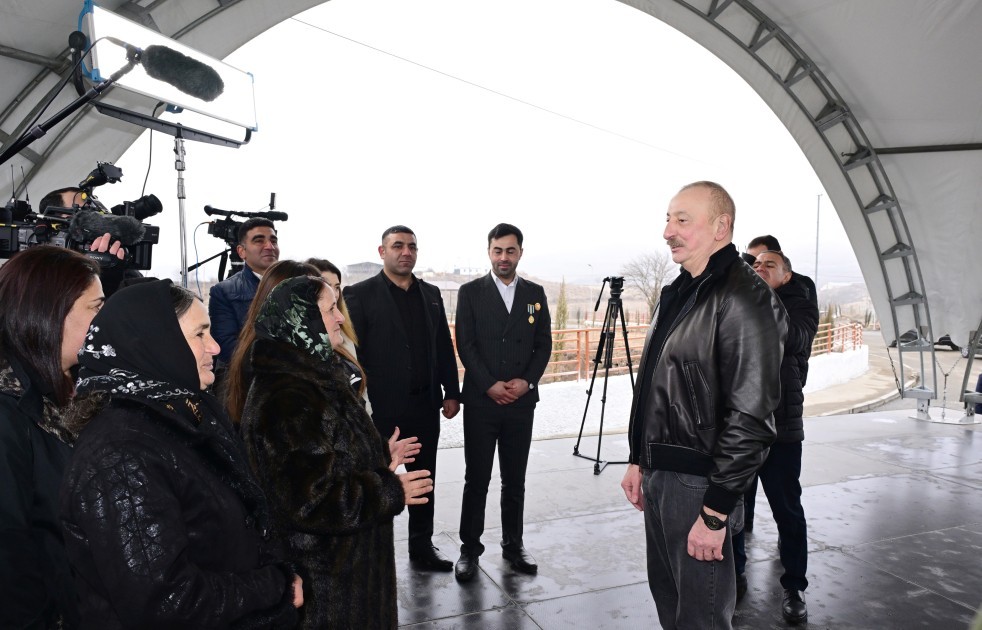 İlham Əliyevin Ballıca sakinləri ilə görüşü- FOTOLAR (YENİLƏNİB)