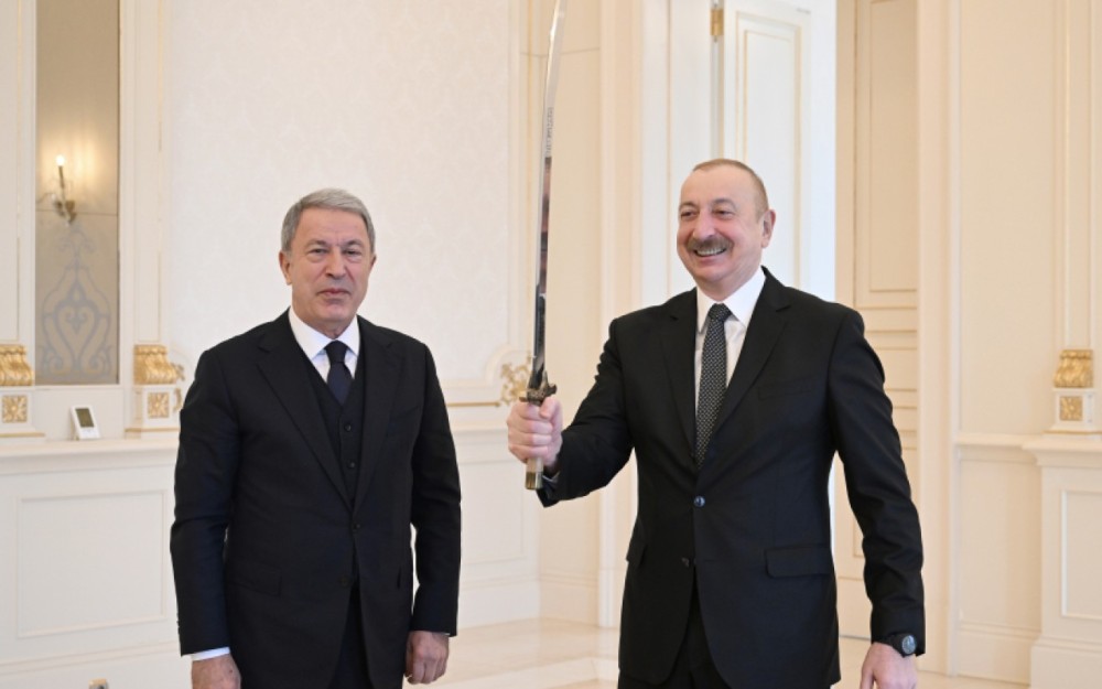 Hulusi Akar İlham Əliyevə qılınc hədiyyə etdi- FOTO