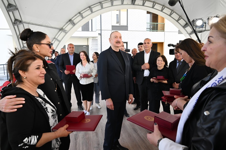 Prezident və xanımı Suqovuşan sakinlərinə evlərinin açarlarını təqdim etdilər -YENİLƏNİB (FOTOLAR)
