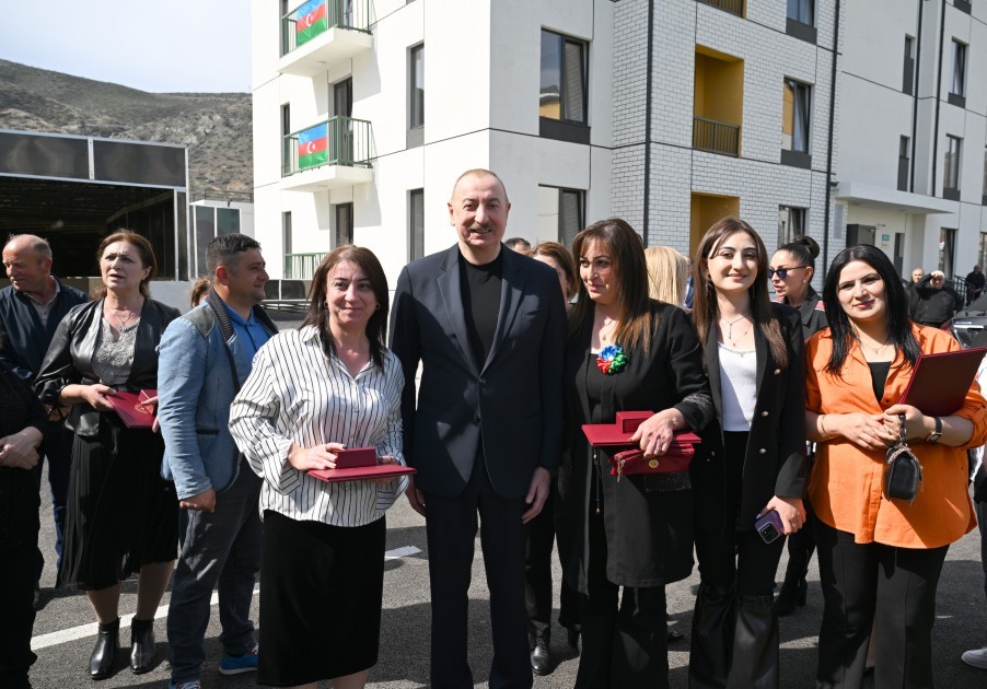 Prezident və xanımı Suqovuşan sakinlərinə evlərinin açarlarını təqdim etdilər -YENİLƏNİB (FOTOLAR)