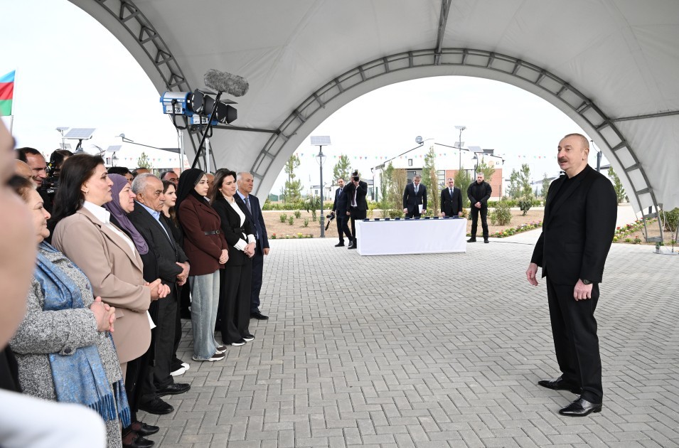 Bax, biz belə şəhər qururuq!” - Prezidentin sakinlərlə söhbəti (FOTOLAR)