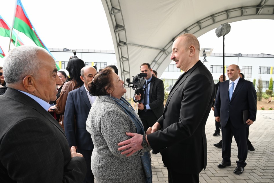 Bax, biz belə şəhər qururuq!” - Prezidentin sakinlərlə söhbəti (FOTOLAR)