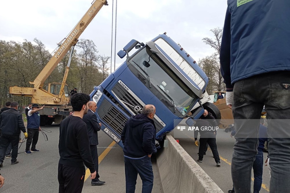 TIR" qəzasına görə bağlanan magistral açıldı - YENİLƏNİB (FOTO)