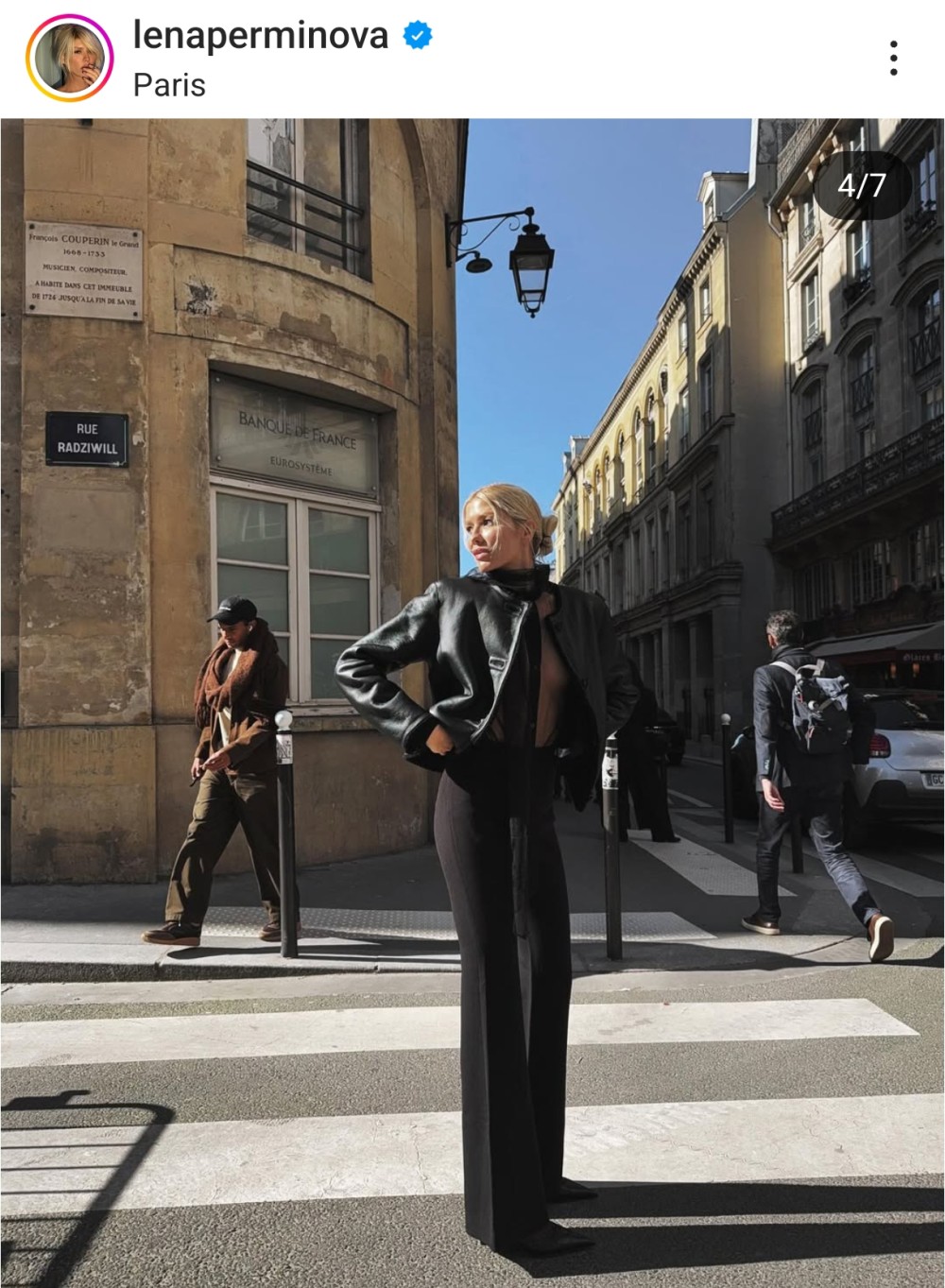 Milyarder ərindən boşanan model yarıçılpaq fotolarını paylaşıb