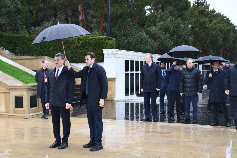 Mixeil Kavelaşvili Heydər Əliyevin məzarını və Şəhidlər xiyabanını ziyarət etdi - FOTOLAR