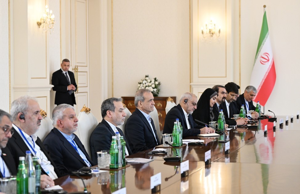 İlham Əliyev və Pezeşkianın geniş tərkibdə görüşü olub -YENİLƏNİB (FOTOLAR)