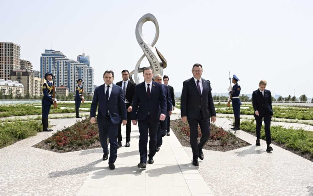 Belarusun Baş naziri Zəfər parkında -FOTOLAR